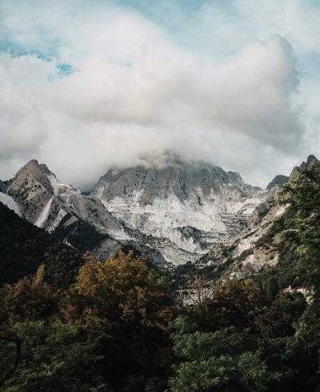 Una cena tallada en mármol: Kith x Armani en Carrara