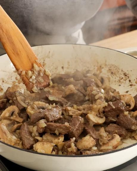 Strogonoff coccion con la carne