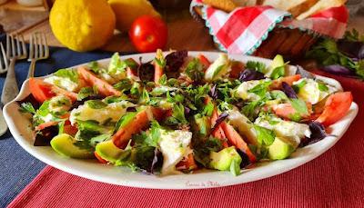 Ensalada de tomate, aguacate y mozzarela