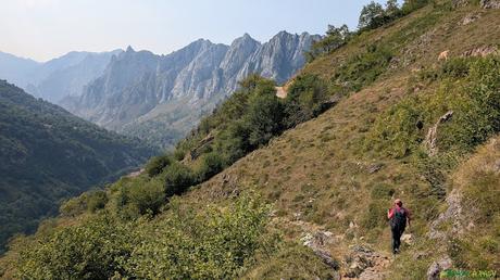 PICO OBESON desde TIELVE, Cabrales Descendiendo por el sendero de la PR-PNPE 20 a Tielve