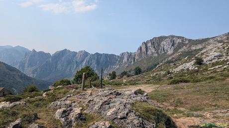 PICO OBESON desde TIELVE, Cabrales Entrada a la pista de Tabaos y Valfrío