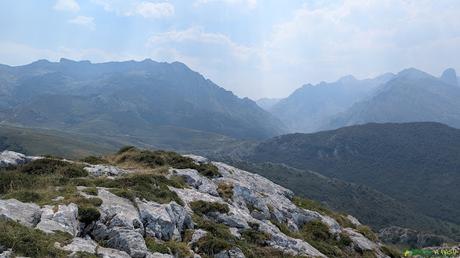 PICO OBESON desde TIELVE, Cabrales Inicio del descenso del Pico Obesón hacia el Collado de Pirué