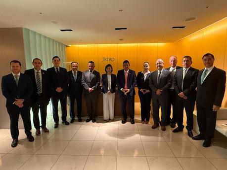 Ricardo Gallardo inicia gira de trabajo en Japón con empresarios potosinos