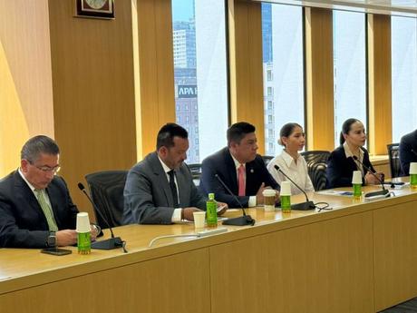 Ricardo Gallardo inicia gira de trabajo en Japón con empresarios potosinos