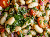 Ensalada templada judías blancas vinagreta mediterránea