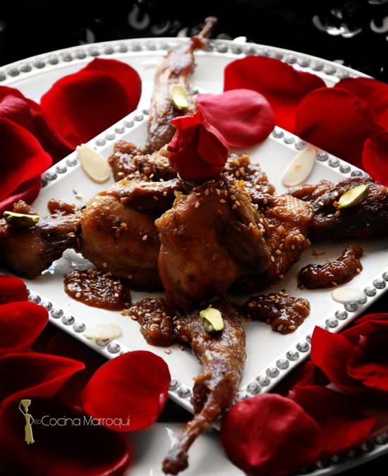 Codornices con pétalos de rosa