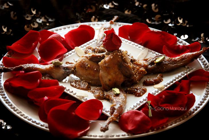 Codornices con pétalos de rosa