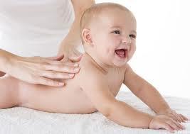 Cómo hacer masajes en cara y espalda a mi bebé