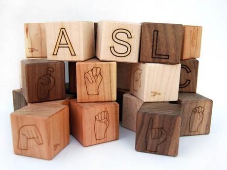 Cubos de madera que enseñan el lenguaje de signos a los niños