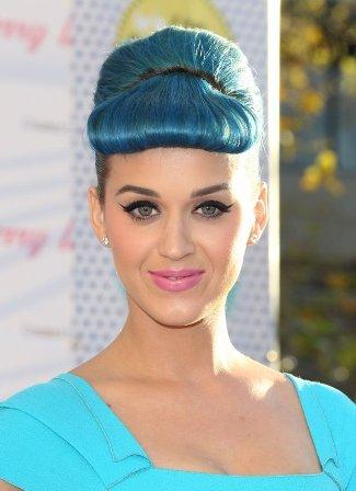 Katy Perry presentó una colección de pestañas postizas vestida de azul, a juego con su cabello