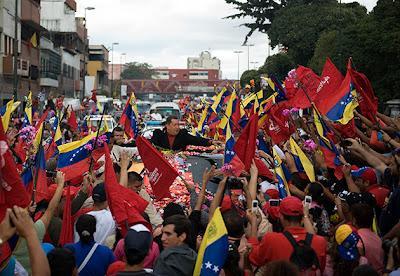 Una multitud en la calle despidió a Chávez...