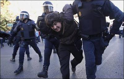 “Es el pueblo –gritan los estudiantes valencianos–, no el enemigo”.