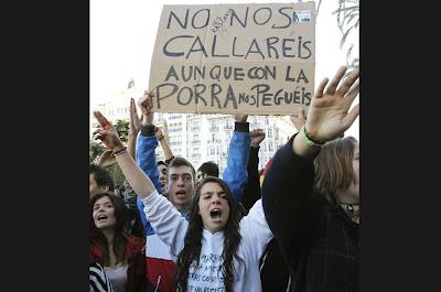 “Es el pueblo –gritan los estudiantes valencianos–, no el enemigo”.