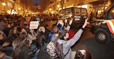 “Es el pueblo –gritan los estudiantes valencianos–, no el enemigo”.