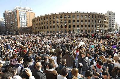 “Es el pueblo –gritan los estudiantes valencianos–, no el enemigo”.
