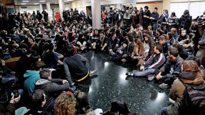 “Es el pueblo –gritan los estudiantes valencianos–, no el enemigo”.