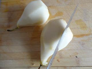Trenza de pera y nueces al roquefort