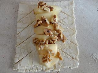 Trenza de pera y nueces al roquefort