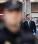 Urdangarin comparece ante el juez por segundo día El yerno del Rey, Iñaki Urdangarin, declaraba el domingo por segundo día consecutivo ante el juez que investiga el presunto desvío de fondos públicos en una fundación sin ánimo de lucro que presidió, en un caso que ha dañado la imagen que los españoles tienen de la monarquía. En la imagen, Urdangarin vuelve al juzgado tras un receso en su declaración el domingo, el 26 de febrero de 2012. REUTERS/Enrique Calvo