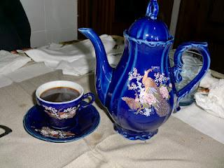 LA CAFETERA DE COLOR AZUL