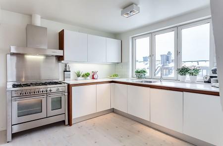 vigas y los pilares vista ventanas en el techo abuhardillado techos altos suelo blanco muebles zapateros mobiliario ligero estilo nórdico estilo escandinavo estanterías de obra en la ducha elemento decorativo diseño de interiores decoración nórdica decoración en blanco decoración de interiores decoración áticos loft altillo y escaleras espacio de trabajo 