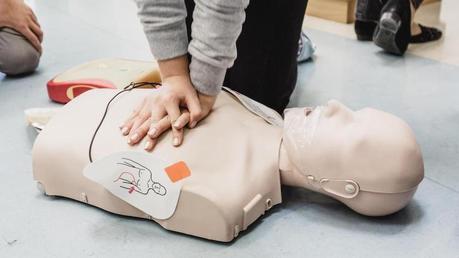 FORMACIÓN BÁSICA EN PRIMEROS AUXILIOS: UNA ESTRATEGIA INTELIGENTE QUE PUEDE PRESERVAR LA VIDA