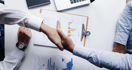 CÓMO LAS EMPRESAS REPROGRAMAN A SU EQUIPO PARA EL ÉXITO