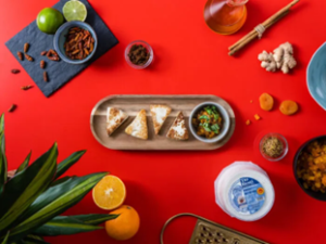 TGT presenta una receta fresca y sorprendente para este verano: queso Tío Resti a la plancha con chutney de orejones