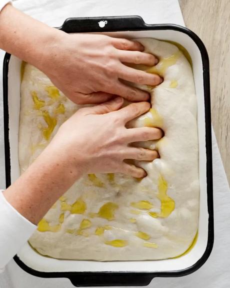 presionar la masa para generar las burbujas