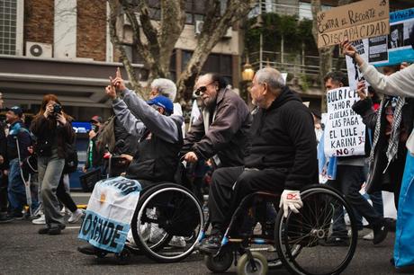 Marcha de jubilados: el arte de la rebeldía Marcha de jubilados: el arte de la rebeldía
