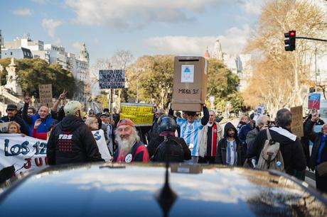 Marcha de jubilados: el arte de la rebeldía Marcha de jubilados: el arte de la rebeldía