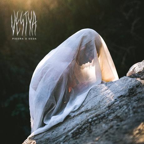 Conectar con la vulnerabilidad: Vestya presenta su segundo single «Piedra o Seda» Conectar con la vulnerabilidad: Vestya presenta su segundo single «Piedra o Seda»
