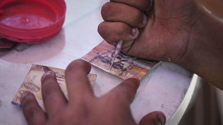 En medio del colapso total de su infraestructura financiera, el Pueblo Palestino enfrenta una de las peores crisis monetarias de su historia reciente.