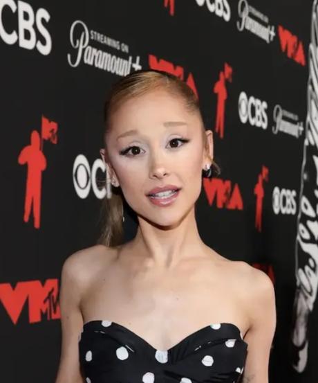 Descubrí los mejores looks de la alfombra roja de los VMA 2025: los outfits más impactantes, atrevidos y comentados que marcaron la noche de la música y la moda.