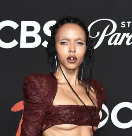 Descubrí los mejores looks de la alfombra roja de los VMA 2025: los outfits más impactantes, atrevidos y comentados que marcaron la noche de la música y la moda.