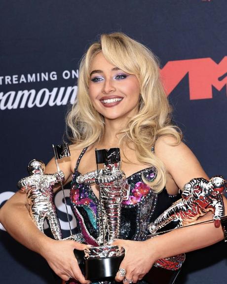 Descubrí los mejores looks de la alfombra roja de los VMA 2025: los outfits más impactantes, atrevidos y comentados que marcaron la noche de la música y la moda.
