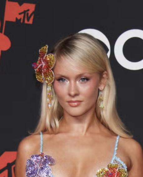 Descubrí los mejores looks de la alfombra roja de los VMA 2025: los outfits más impactantes, atrevidos y comentados que marcaron la noche de la música y la moda.