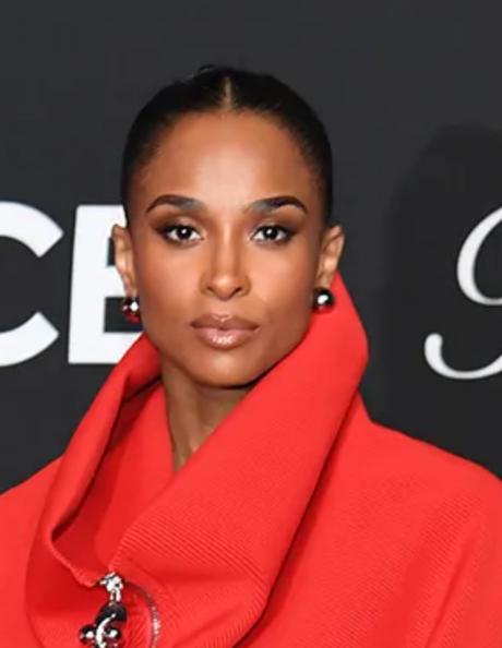 Descubrí los mejores looks de la alfombra roja de los VMA 2025: los outfits más impactantes, atrevidos y comentados que marcaron la noche de la música y la moda.