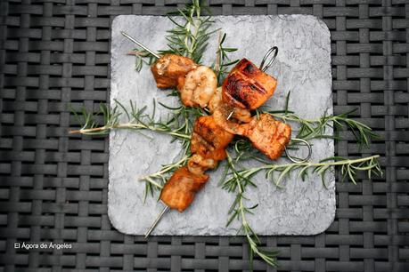 Brocheta de salmón y langostinos Tres brochetas para barbacoa El Ágora de Ángeles