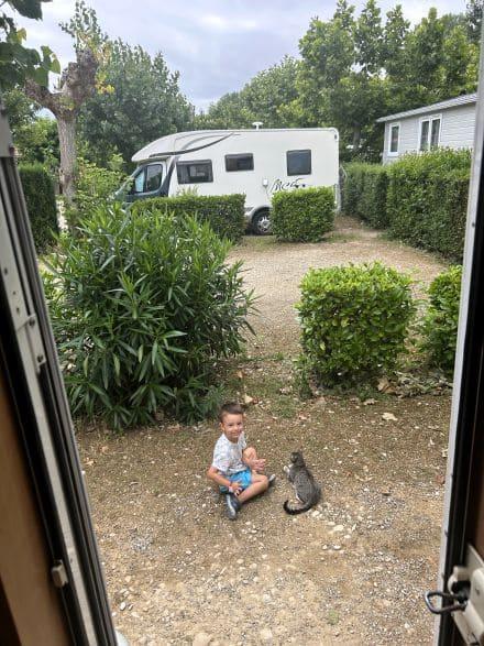 Escapada a la Rioja Alavesa (con niño y autocaravana) niño en autocaravana