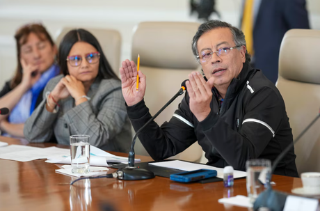 Petro exige resultados en comunicaciones del Gobierno y amenaza con más cambios