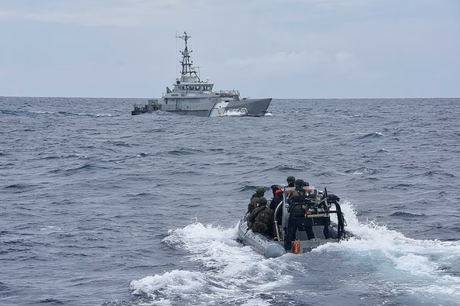 Carteles colombianos cambian rutas de cocaína por despliegue de EE. UU. cerca de Venezuela Lancha de interdicción acercándose a un buque en mar abierto