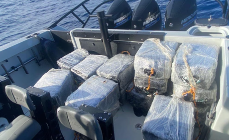 Carteles colombianos cambian rutas de cocaína por despliegue de EE. UU. cerca de Venezuela Paquetes de cocaína incautados a bordo de una lancha rápida