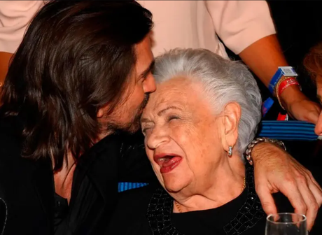 Murió Alicia Vásquez, madre de Juanes, a los 85 años en Medellín Juanes y su madre Alicia Vásquez