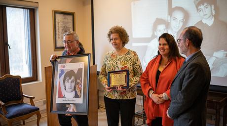 Objeción de conciencia de un valiente soldado: La historia del conscripto Michel Nash Leila Nash junto a la ministra de Defensa Maya Fernández y el subsecretario Galo Eidelstein