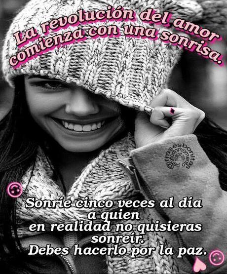 La revolución del amor comienza con una sonrisa. Sonríe cinco veces al día a quien en realidad no quisieras sonreír. Debes hacerlo por la paz. -Madre Teresa.