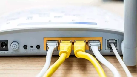Router wifi lento: el error con el cable Ethernet que frena tu internet Cable Ethernet conectado a router wifi