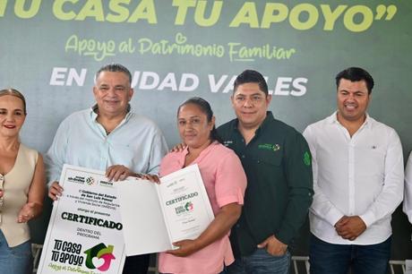 Ricardo Gallardo entrega 3 mil lotes gratuitos a familias en Ciudad Valles