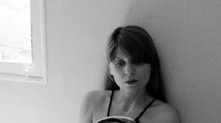 DEL POEMA DE CADA DÍA. HOY, DE TODOS LOS EXTRANJEROS FUE EL PRIMERO EN LLEGAR, DE MIRIAM REYES