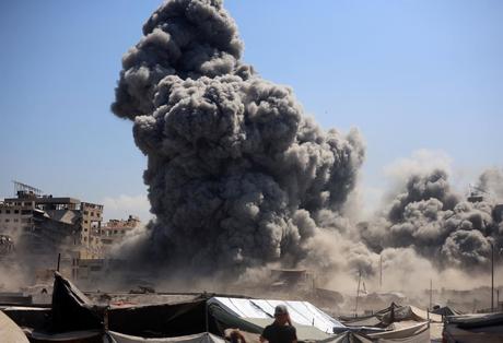 El Ejército de Israel derriba otra torre residencial con un bombardeo contra la ciudad de Gaza